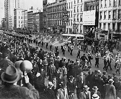 Desfile do Bund germano-americano em East 86th St., New York City, em 30 de outubro de 1939.[73]